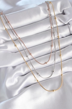 A wholesale clothing model wears ebj16989-316l-steel-mix-color-triple-stud-detail-women's-necklace, Turkish wholesale Necklace of Ebijuteri