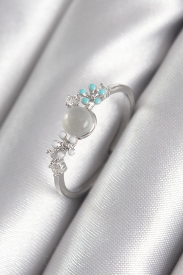Ein Bekleidungsmodell aus dem Großhandel trägt  Damenring Aus Messing  Silberfarben  Zirkonstein  Detailliertes Modell Mit Weißer Perle Und Blume
, türkischer Großhandel Ring von Ebijuteri