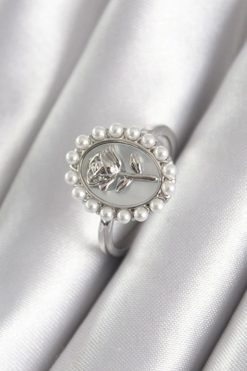 A wholesale clothing model wears  Brass Silver Color Portrait Rose Model Pearl Detail Women's Ring
, Turkish wholesale Ring of Ebijuteri