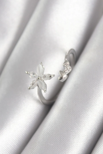 Ein Bekleidungsmodell aus dem Großhandel trägt  Damenring Aus Messing  Silberfarben  Zirkonstein  Blumenmodell  Herzdetail
, türkischer Großhandel Ring von Ebijuteri