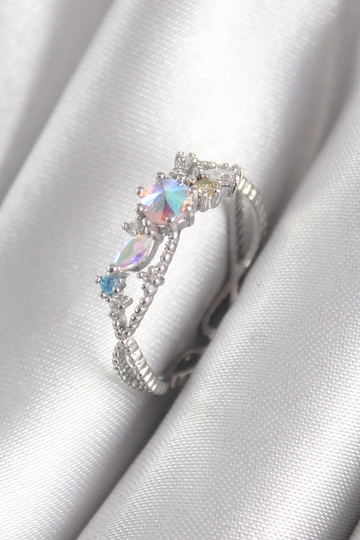Ein Bekleidungsmodell aus dem Großhandel trägt  Messing-Silberfarbener Hologramm-Zirkon-Stein-Damenring
, türkischer Großhandel Ring von Ebijuteri