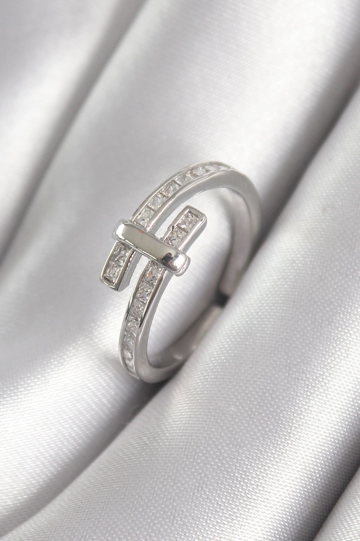 A wholesale clothing model wears ebj17033-brass-silver-color-zircon-stone-women's-ring, Turkish wholesale Ring of Ebijuteri
