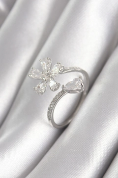 A wholesale clothing model wears ebj17035-brass-silver-color-zircon-stone-flower-model-women's-ring, Turkish wholesale Ring of Ebijuteri