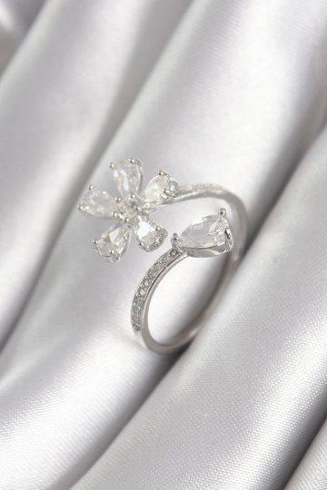 Ein Bekleidungsmodell aus dem Großhandel trägt  Damenring Aus Messing  Silberfarben  Zirkonstein  Blumenmodell
, türkischer Großhandel Ring von Ebijuteri