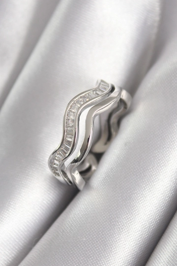 Een kledingmodel uit de groothandel draagt  Messing Zilverkleurige Zirkoon Steengolfmodel Damesring
, Turkse groothandel Ring van Ebijuteri