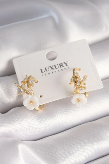 A wholesale clothing model wears  Brass Gold Color Zircon Stone Flower Model Women's Earrings
, Turkish wholesale Earring of Ebijuteri