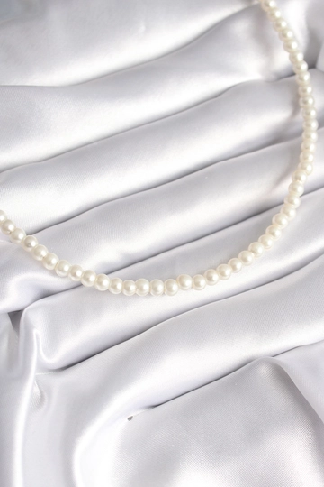 Een kledingmodel uit de groothandel draagt  Witte Parel Kraal Model Damesketting
, Turkse groothandel Halsketting van Ebijuteri