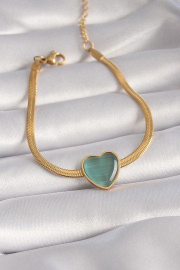 Ein Bekleidungsmodell aus dem Großhandel trägt  Damenarmband Aus 316L-Stahl  Goldfarben  Italienische Kette  Modell Grüne Perle  Herzfigur
, türkischer Großhandel Armband von Ebijuteri