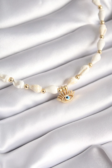 Ein Bekleidungsmodell aus dem Großhandel trägt  Weiße Muschel-Modell-Augen-Figur  Böser Blick  Perlen-Detail-Damen-Halskette
, türkischer Großhandel Halskette von Ebijuteri