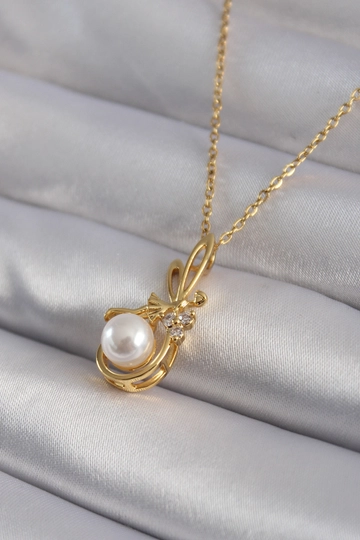A wholesale clothing model wears  316L Steel Gold Color Zircon Stone Detailed Pearl Women's Necklace
, Turkish wholesale Necklace of Ebijuteri
