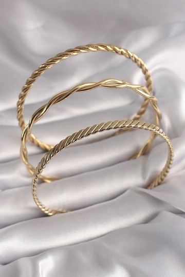 A wholesale clothing model wears  316L Steel Gold Color Twisted Ajda Model Women's Bracelet Set
, Turkish wholesale Bracelet of Ebijuteri