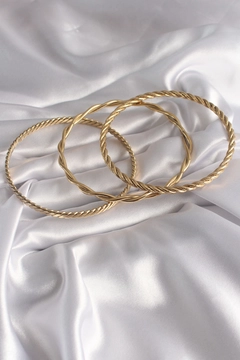 A wholesale clothing model wears ebj17211-316l-steel-gold-color-twisted-ajda-model-women's-bracelet-set, Turkish wholesale Bracelet of Ebijuteri