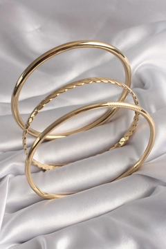 A wholesale clothing model wears ebj17204-316l-steel-gold-color-embroidered-ajda-model-women's-bracelet-set, Turkish wholesale Bracelet of Ebijuteri