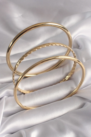 A wholesale clothing model wears  316L Steel Gold Color Embroidered Ajda Model Women's Bracelet Set
, Turkish wholesale Bracelet of Ebijuteri