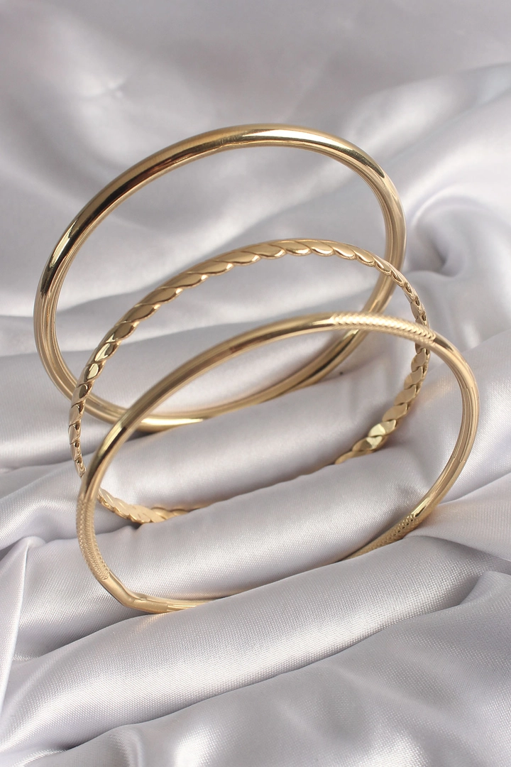 A wholesale clothing model wears ebj17204-316l-steel-gold-color-embroidered-ajda-model-women's-bracelet-set, Turkish wholesale Bracelet of Ebijuteri