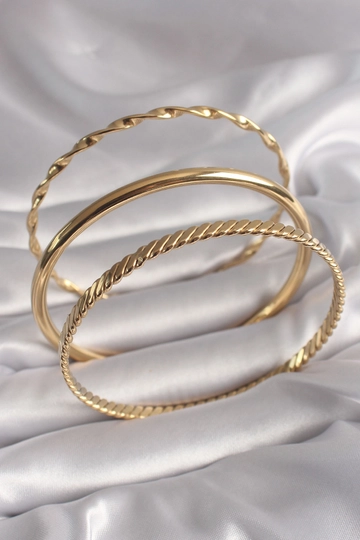 A wholesale clothing model wears  316L Steel Gold Color Twist Model Ajda Women's Bracelet Set
, Turkish wholesale Bracelet of Ebijuteri