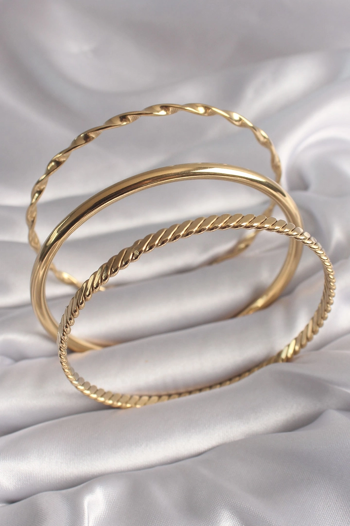 A wholesale clothing model wears ebj17209-316l-steel-gold-color-twist-model-ajda-women's-bracelet-set, Turkish wholesale Bracelet of Ebijuteri