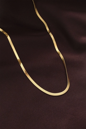 Una modelo de ropa al por mayor lleva  Collar de acero - Oro
, Collar turco al por mayor de Ebijuteri