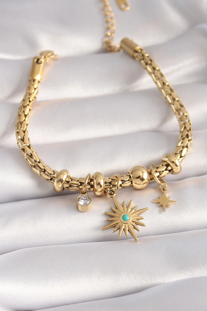 A wholesale clothing model wears ebj17085-316l-steel-gold-color-snake-chain-model-pole-star-figure-zircon-stone-detail-women's-bracelet, Turkish wholesale Bracelet of Ebijuteri
