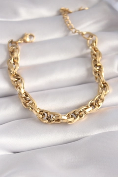 A wholesale clothing model wears ebj17087-316l-steel-gold-color-thick-chain-model-women's-bracelet, Turkish wholesale Bracelet of Ebijuteri