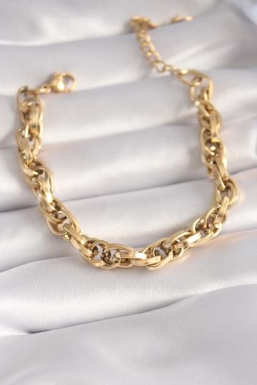 A wholesale clothing model wears  316L Steel Gold Color Thick Chain Model Women's Bracelet
, Turkish wholesale Bracelet of Ebijuteri