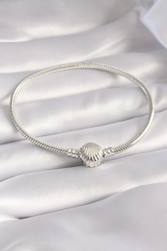 A wholesale clothing model wears ebj17094-brass-silver-color-seashell-model-women's-bracelet, Turkish wholesale Bracelet of Ebijuteri
