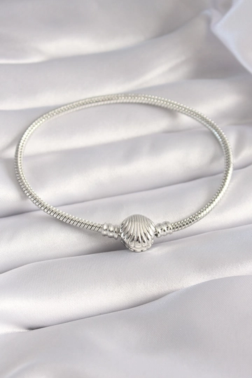 A wholesale clothing model wears  Brass Silver Color Seashell Model Women's Bracelet
, Turkish wholesale Bracelet of Ebijuteri