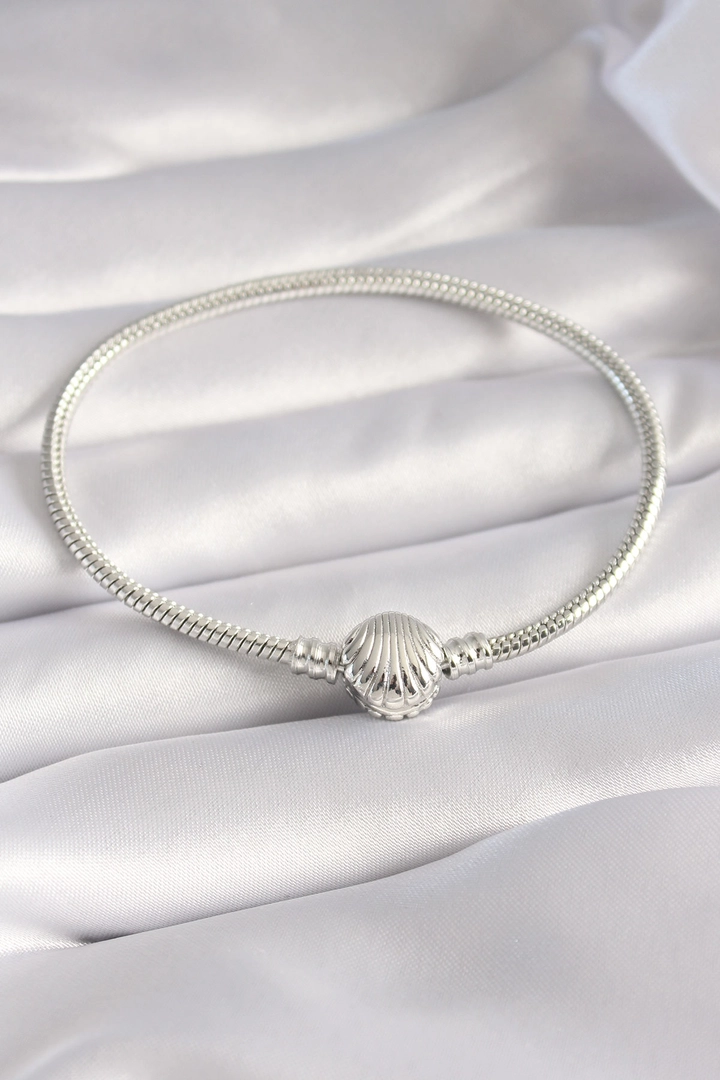 A wholesale clothing model wears ebj17094-brass-silver-color-seashell-model-women's-bracelet, Turkish wholesale Bracelet of Ebijuteri