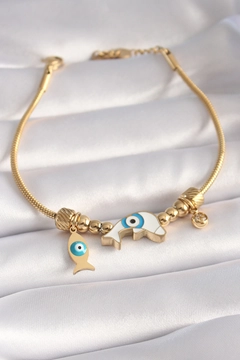 A wholesale clothing model wears ebj17100-316l-steel-gold-color-fish-figure-evil-eye-bead-embroidered-women's-bracelet, Turkish wholesale Bracelet of Ebijuteri