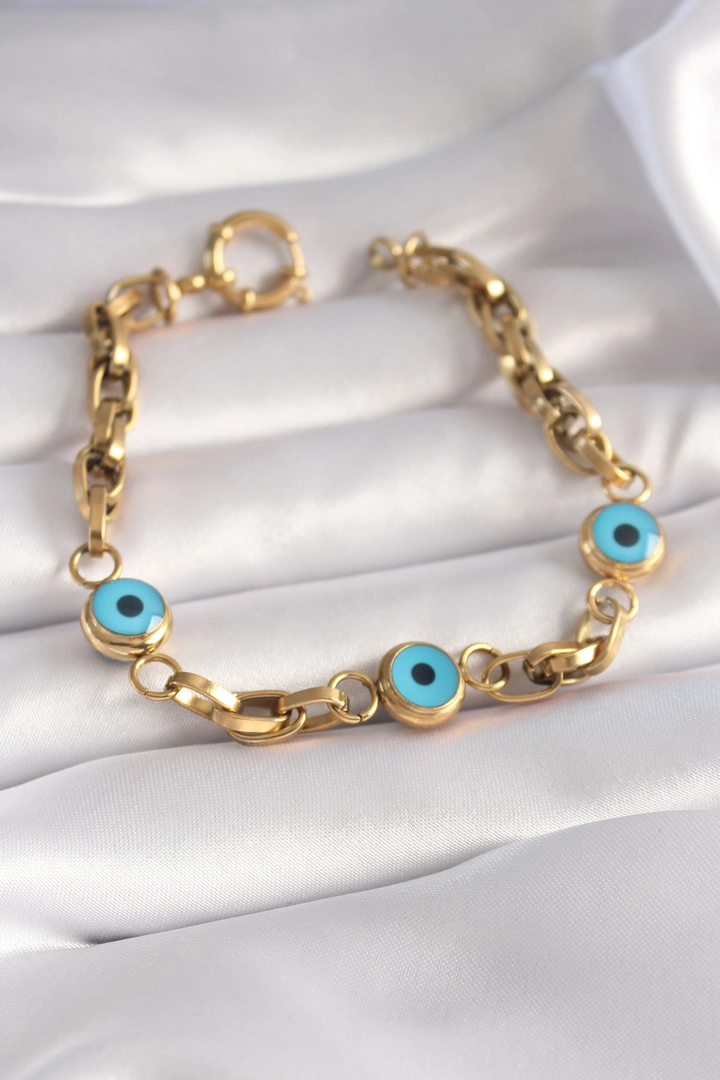 A wholesale clothing model wears ebj17105-316l-steel-gold-color-thick-chain-evil-eye-bead-detail-women's-bracelet, Turkish wholesale Bracelet of Ebijuteri