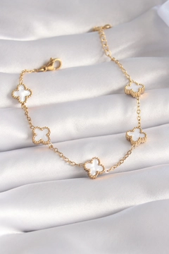 A wholesale clothing model wears ebj17109-316l-steel-gold-color-white-clover-model-women's-bracelet, Turkish wholesale Bracelet of Ebijuteri