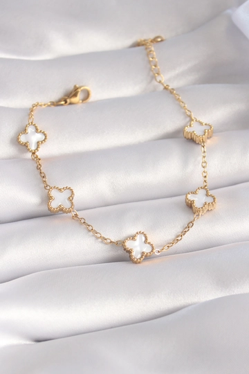 A wholesale clothing model wears  316L Steel Gold Color White Clover Model Women's Bracelet
, Turkish wholesale Bracelet of Ebijuteri