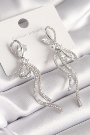 Ein Bekleidungsmodell aus dem Großhandel trägt  Damen-Ohrringe Aus Messing  Silberfarben  Zirkon-Stein  Schleife  Modell VIP-Serie
, türkischer Großhandel Ohrring von Ebijuteri