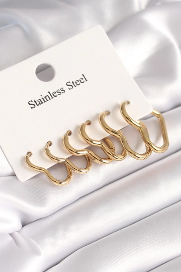 Ein Bekleidungsmodell aus dem Großhandel trägt  Damenohrring-Set Herzmodell Aus 316L-Stahl In Goldfarbe
, türkischer Großhandel Ohrring von Ebijuteri