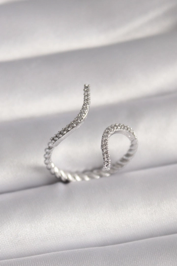 Een kledingmodel uit de groothandel draagt  Messing Zirkoon Stenen Ring - Zilver
, Turkse groothandel Ring van Ebijuteri