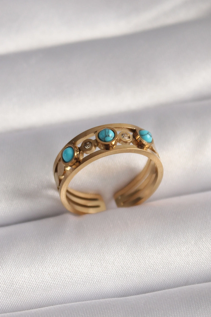 A wholesale clothing model wears ebj17188-316l-steel-zircon-stone-detailed-ring-gold, Turkish wholesale Ring of Ebijuteri