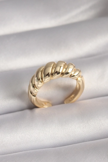 Ein Bekleidungsmodell aus dem Großhandel trägt  Messing-Spiral-Modellring – Gold
, türkischer Großhandel Ring von Ebijuteri