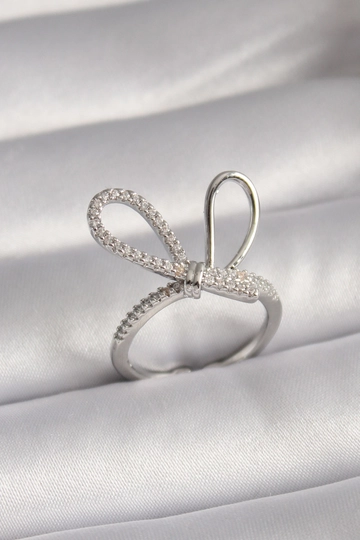 Een kledingmodel uit de groothandel draagt  Messing Zirkoon Steen Knoop Model Ring - Zilver
, Turkse groothandel Ring van Ebijuteri