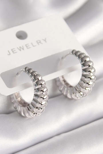 Ein Bekleidungsmodell aus dem Großhandel trägt  Spiralförmige Creolen Aus Messing – Silber
, türkischer Großhandel Ohrring von Ebijuteri