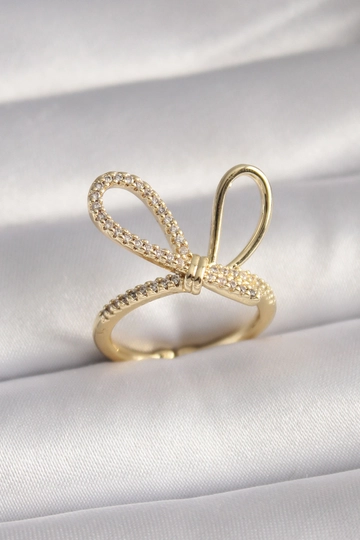 Een kledingmodel uit de groothandel draagt  Messing Zirkoon Steen Knoop Model Ring - Goud
, Turkse groothandel Ring van Ebijuteri