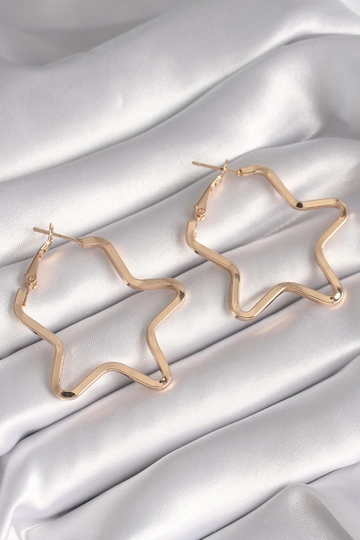 Ein Bekleidungsmodell aus dem Großhandel trägt  Damen-Ohrringe „Star Model“ Aus Messing – Gold
, türkischer Großhandel Ohrring von Ebijuteri