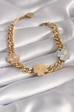 A wholesale clothing model wears ebj17230-steel-colorful-flower-figure-bracelet-gold, Turkish wholesale Bracelet of Ebijuteri