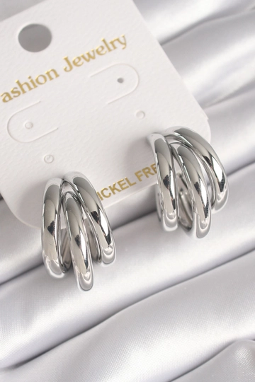 Ein Bekleidungsmodell aus dem Großhandel trägt  Creolen-Modell-Ohrring Aus Messing – Silber
, türkischer Großhandel Ohrring von Ebijuteri