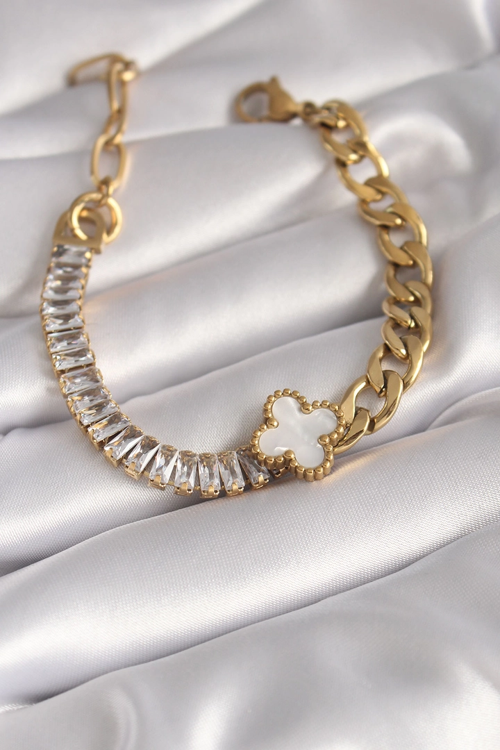 A wholesale clothing model wears ebj17236-steel-zircon-stone-clover-figure-bracelet-with-white-seed-gold, Turkish wholesale Bracelet of Ebijuteri