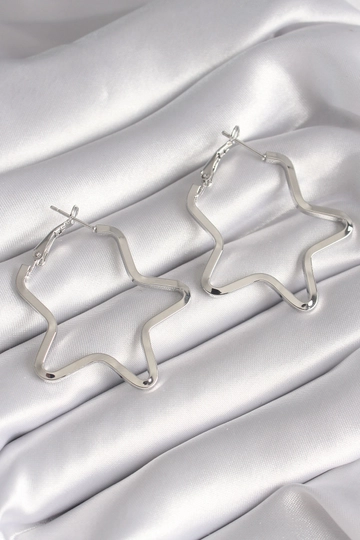 Ein Bekleidungsmodell aus dem Großhandel trägt  Messing-Stern-Modell-Ohrring – Silber
, türkischer Großhandel Ohrring von Ebijuteri