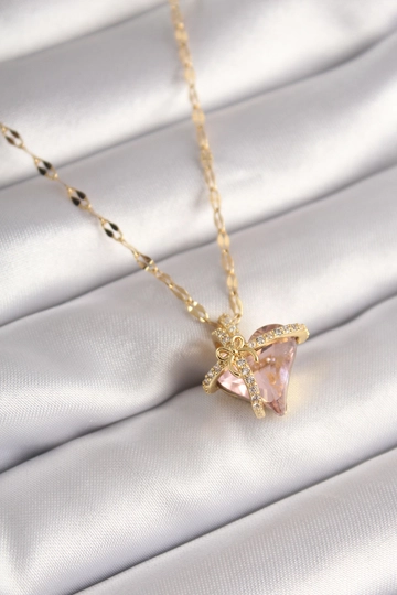 Ein Bekleidungsmodell aus dem Großhandel trägt  316L Stahl Goldfarbene Kette Rosa Zirkon Stein Herz Modell Damen Halskette
, türkischer Großhandel Halskette von Ebijuteri