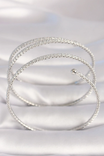 Ein Bekleidungsmodell aus dem Großhandel trägt  Damen-Armband Der VIP-Serie Aus Messing  Silberfarben
, türkischer Großhandel Armband von Ebijuteri