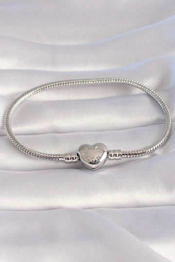 Ein Bekleidungsmodell aus dem Großhandel trägt  Messing Silber Farbe Herz Modell Verarbeitung Detail Charm Modell Damen Armband
, türkischer Großhandel Armband von Ebijuteri