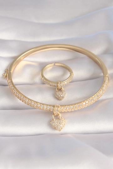 Ένα μοντέλο χονδρικής πώλησης ρούχων φοράει  Σετ Γυναικείο Δαχτυλιδι Με Χειροπέδες Σε Ορειχάλκινο Χρυσό Χρώμα Ζιργκόν Κουνιέται Καρδιά Φιγούρα VIP
, τούρκικο Βραχιόλι χονδρικής πώλησης από Ebijuteri
