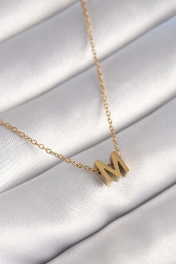 Ένα μοντέλο χονδρικής πώλησης ρούχων φοράει  Γυναικείο Κολιέ 316L Ατσάλι Χρυσό Μίνιμαλ Μοντέλο Γράμματος "M".
, τούρκικο Κολιέ χονδρικής πώλησης από Ebijuteri